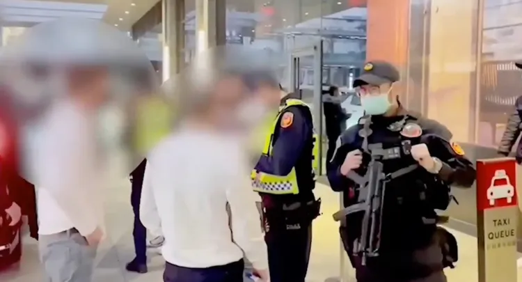 警方大動作也在門口盤查。翻攝畫面