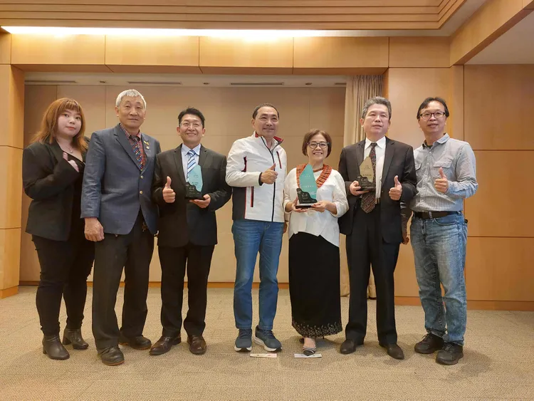新北市烏來區觀光發展協會高理事長淑敏(右三)、新北市溫泉觀光協會李理事長玉郎(左三)以及業者代表，於今天市政會議上獻獎，分享溫泉區獲得眾多台灣好湯獎項殊榮。觀光局提供