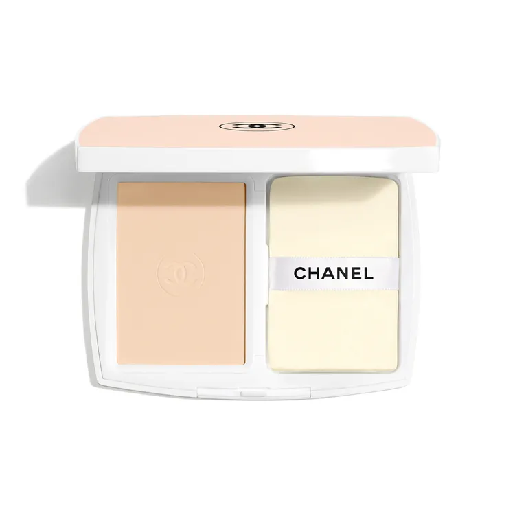 珍珠光感輕透防護粉餅2550元、粉蕊1890元。品牌提供