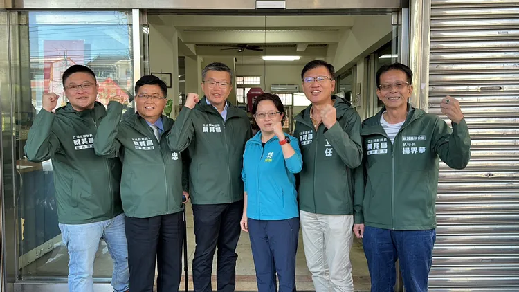 蔡其昌在多位市議員陪同下完成登記。蔡其昌辦公室提供