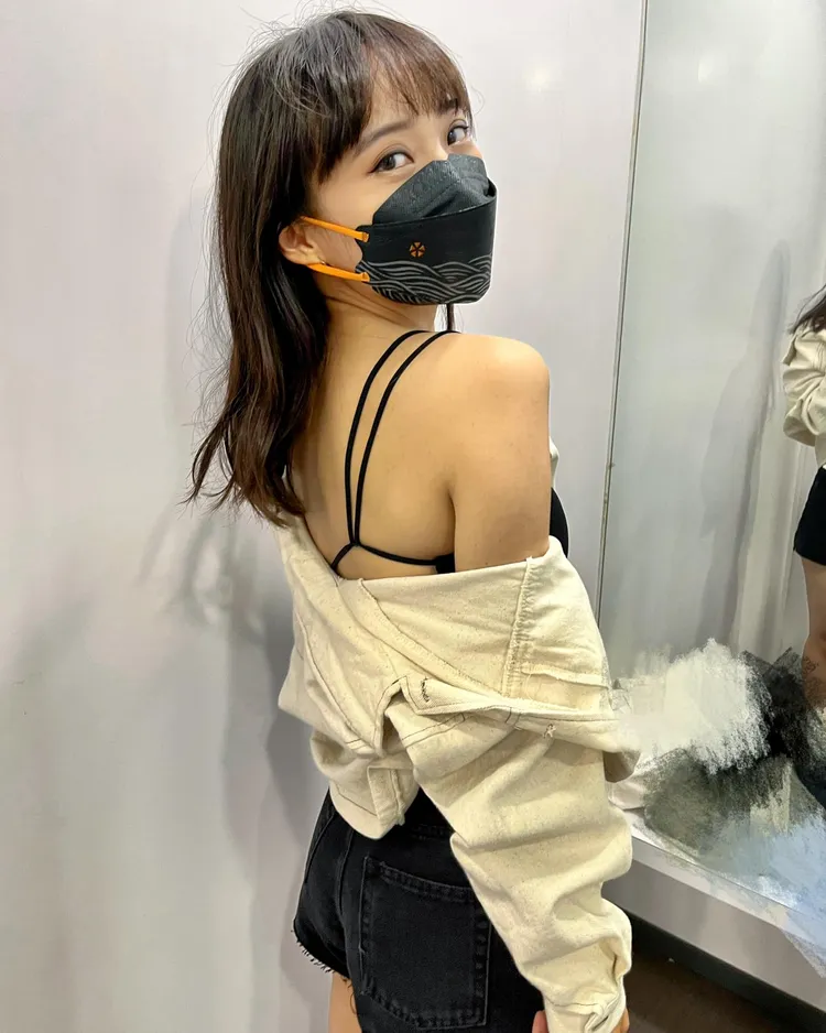 黃捷穿著黑色熱褲及黑色小可愛上衣說，「我都是在NET買的。只花五百塊就可以耍辣」。翻攝臉書「黃捷 高雄市議員」