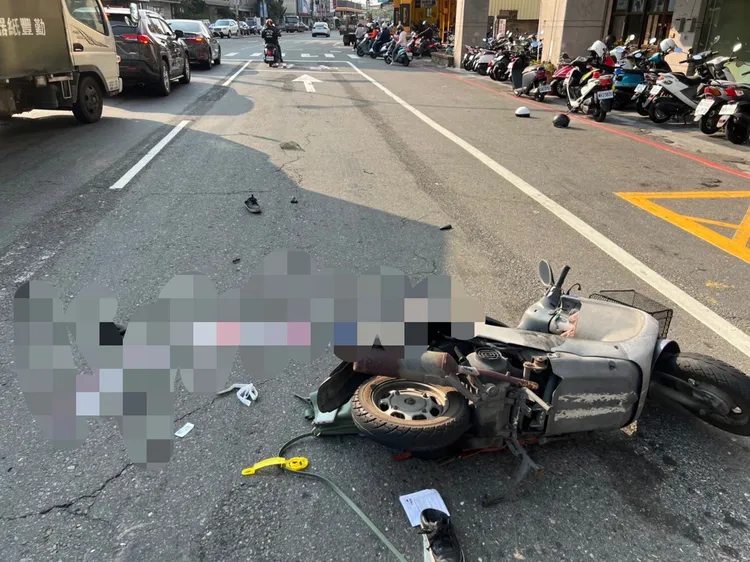 女騎士機車被撞得支離破碎。民眾提供