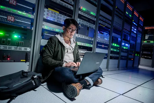 郭富城《斷網》神秘造型曝光 父愛爆棚成女兒傻瓜