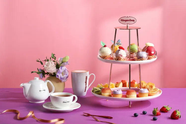哈根達斯Häagen-Dazs門市推出雙層春日午茶，可品嚐到六款冰淇淋，另搭配四款精緻點心與清爽的新鮮水果，售價999元。業者提供