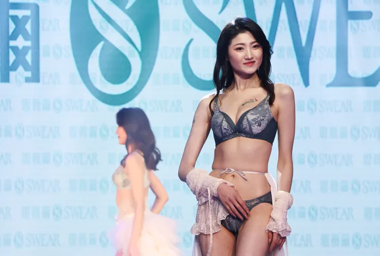 不同的內衣風格。鄭孟晃攝