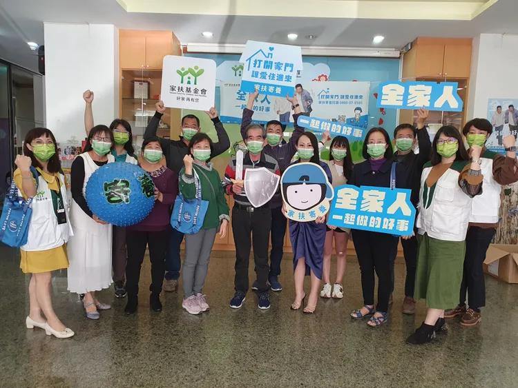 寄養家庭現身說法，邀請民眾全家一起來做好事。北台南家扶提供