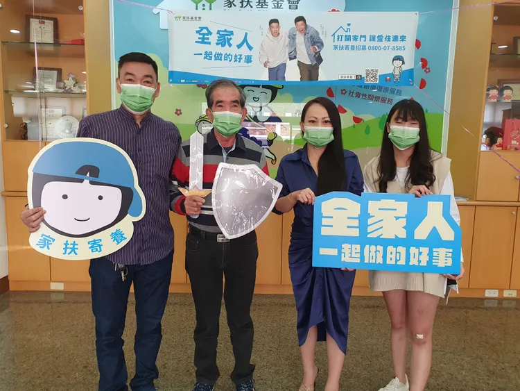 陳瑞成(左1)、陳姿秀(右2)夫婦投入寄養行列15年。北台南家扶提供