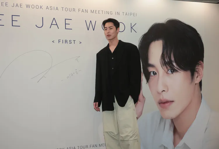 李宰旭在背板留下大大的簽名。彭欣偉攝