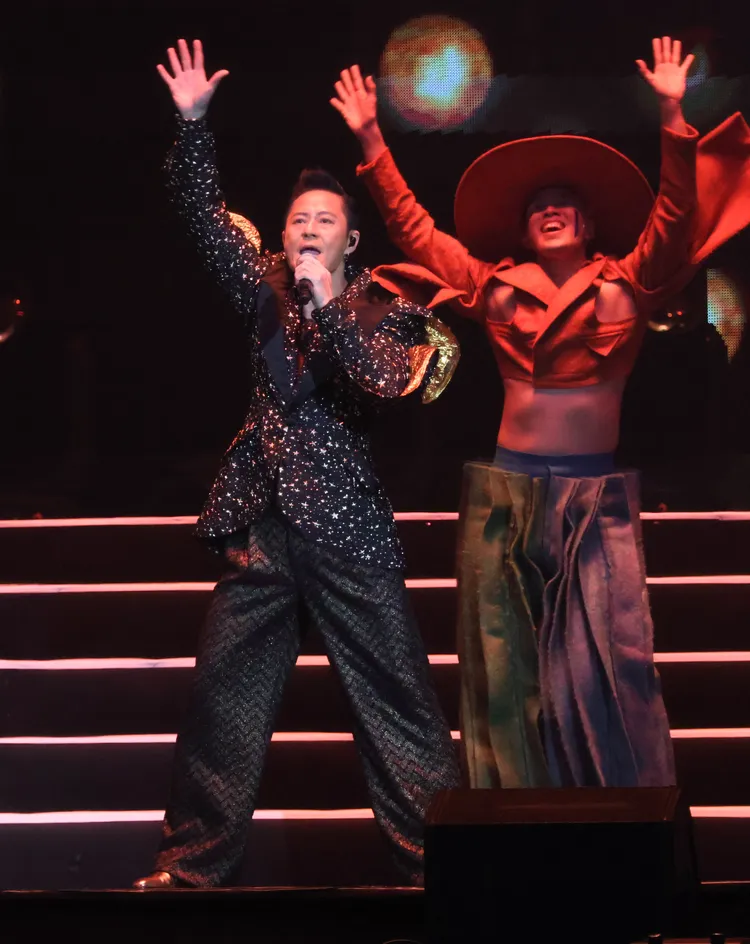 草蜢邀請歌迷一起玩波浪舞。彭欣偉攝