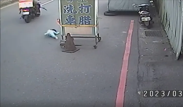 下一秒幼童遭車撞上噴飛，在地上翻滾多圈，所幸僅有擦傷。翻攝自爆料公社
