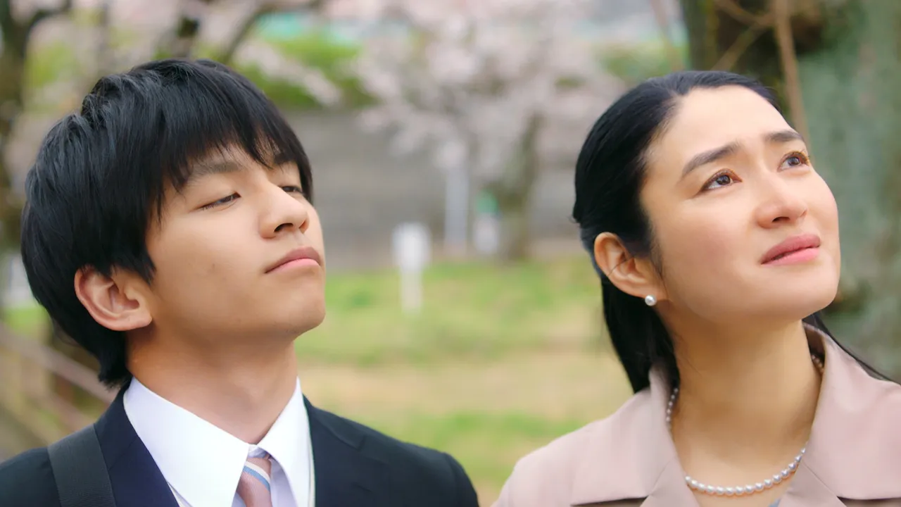 小雪(左)與田中偉登飾演母子,陪伴失明失聰的兒子長大。威視