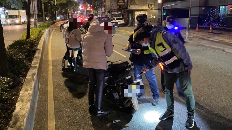 警方會同環保局稽查人員查看車輛。中和警分局提供