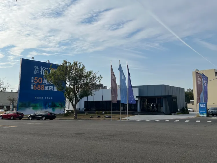 高雄大學特區多數新案成交落在31-33萬元，2字頭房價也近乎絕跡。葉家銘攝