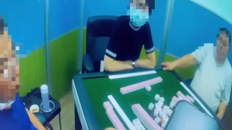 警方逮捕正在賭博的賭客。三重警分局提供