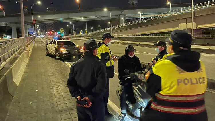 警方在重要道路進行酒駕攔查。板橋警分局提供