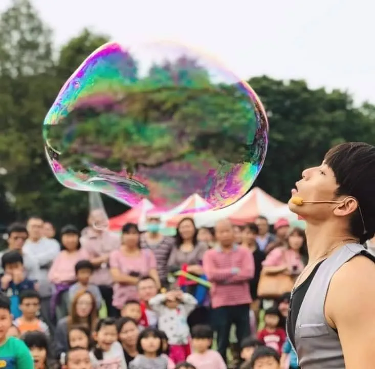 大頭泡泡哥哥的魔幻泡泡秀。讀者提供