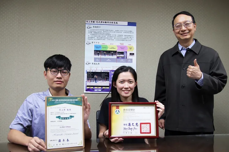 中央大學資工系大四的吳秉鴻(左)、謝瑄(中)及教授周立德(右)。中央大學提供