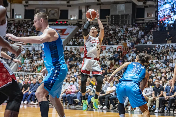 林書豪(中)3分球投進數攸關球隊勝敗。PLG