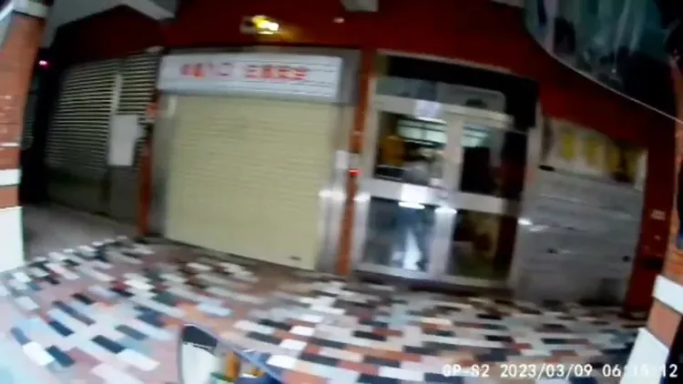 鄭姓外送員離開時，陳男已關上社區大門。翻攝「社會事新聞影音」