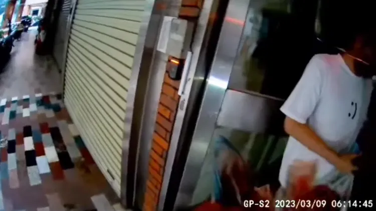 警方無法從畫面中辯認鄭姓外送員究竟找了多少錢給對方，雙方各說各話。翻攝「社會事新聞影音」