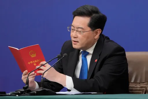 秦剛拿一本「紅書」談台海問題 蠻橫要美不干涉