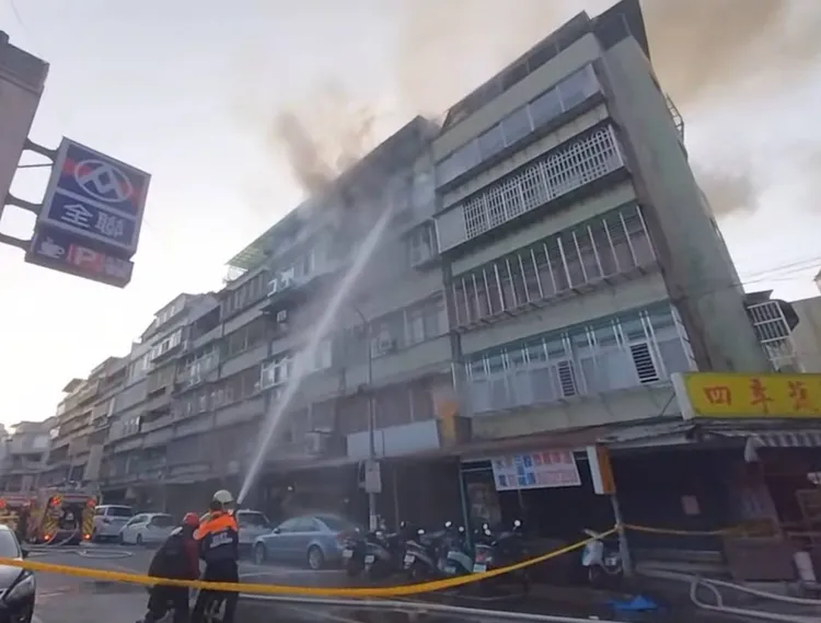 警消灑水搶救。翻攝畫面