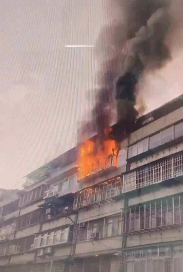 公寓頂樓竄出大量火煙。翻攝畫面