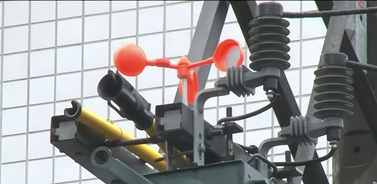 驅鳥器外型就像是一台小型風車，會隨風轉動。台電提供