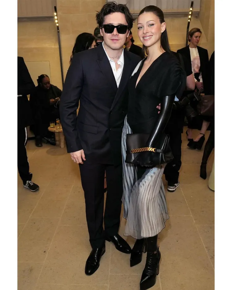 妮可拉（右）穿著婆婆維多莉亞的設計出席。翻攝victoriabeckham IG