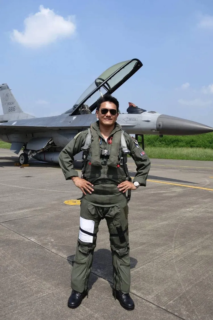 順風飛行俱樂部貼出林姓教練過去擔任戰鬥機飛行員的英姿。翻攝順風飛行俱樂部臉書