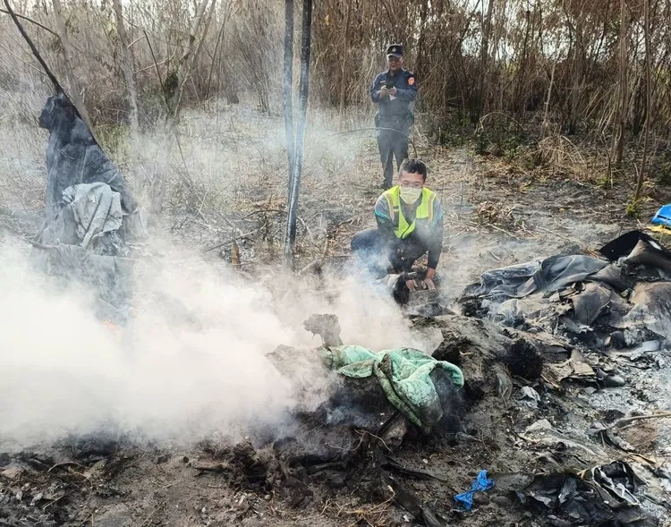 輕航機墜毀彰化溪州河床，造成2人死亡。民眾提供