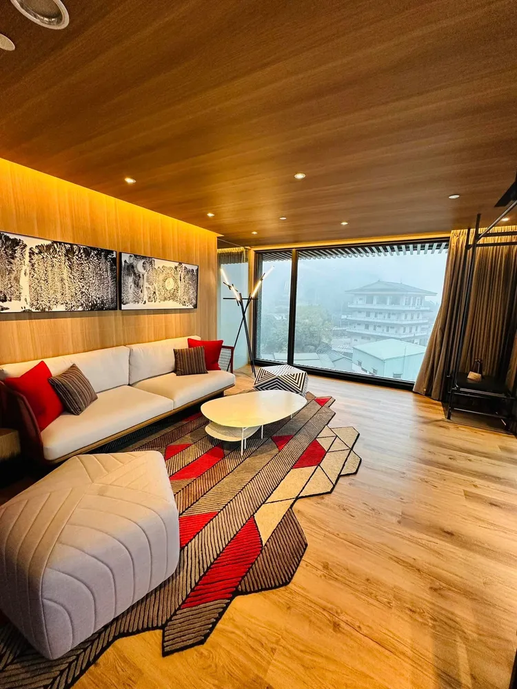 室內大面落地窗也可眺望山景，不過也看到不少鐵皮屋。取自「好想住飯店⭕好康.踩雷不藏私」粉專