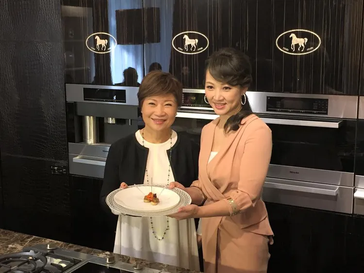 郁方和婆婆合影。翻攝自郁方臉書