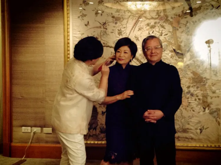 郁方2012年和公婆一起去拍照，充當他們的造型師。翻攝自郁方臉書
