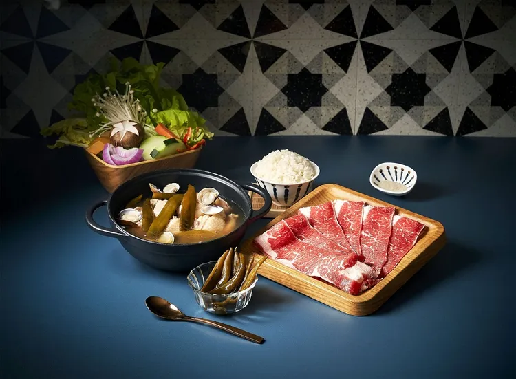 金熬剝皮辣椒鍋，辣中帶甜暖心開胃，曾創下單月售出15000鍋驚人紀錄。業者提供