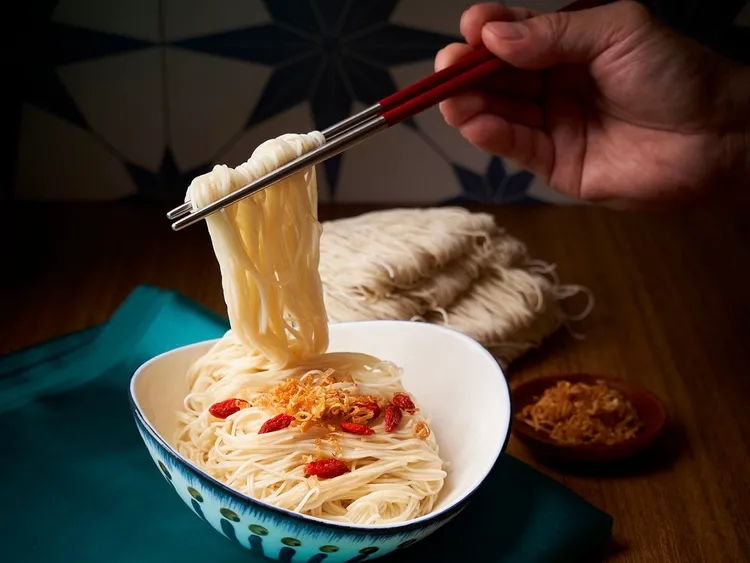 日曬油蔥麵線，可搭尬個炸蛋或加點湯頭享用。業者提供