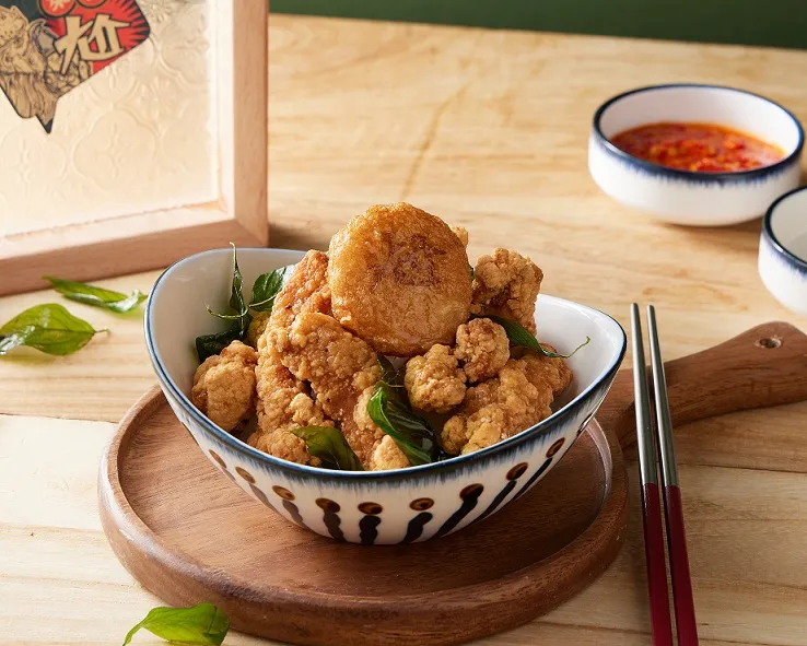 尬鍋供應真香無骨鹹酥雞等台式小食。業者提供