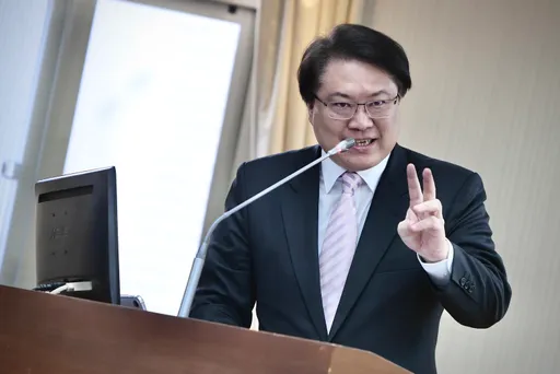 為「彈性放假」補班6天惹民怨! 林右昌曝未來5年補班次數