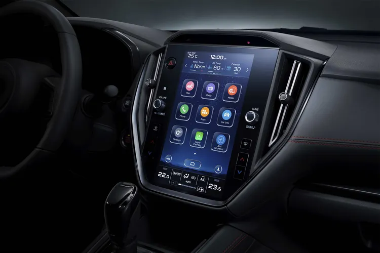 11.6吋的中央智慧影音觸控螢幕，提供Apple CarPlay、Android Auto等實用的行動裝置連線功能。原廠照片