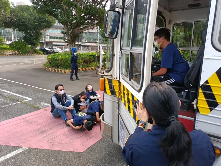 小學生坐上大型車體驗。桃園警分局提供