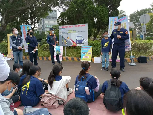 內輪差及視野死角常為肇事主因 向下札根!桃警進入小學實景展演宣導