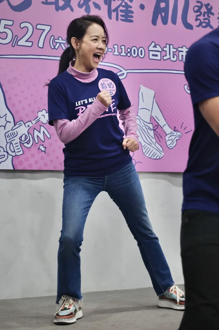 曾寶儀賣力做操。林林攝