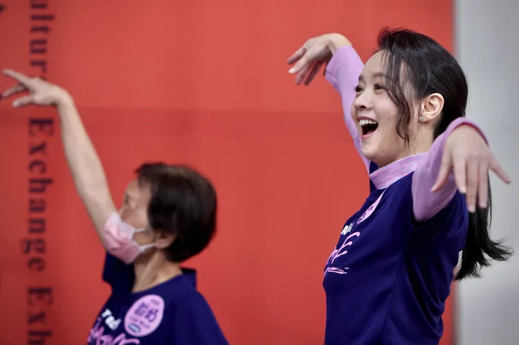 曾寶儀今出席活動與爺奶們手舞足蹈。林林攝