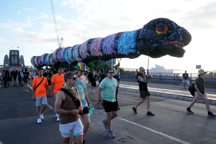 澳洲原住民故事中的蛇妖被塗上彩虹顏色遊行。美聯社