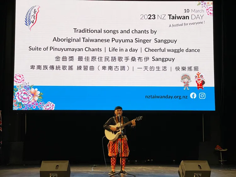 桑布伊紐西蘭演出前遇到班機故障插曲。