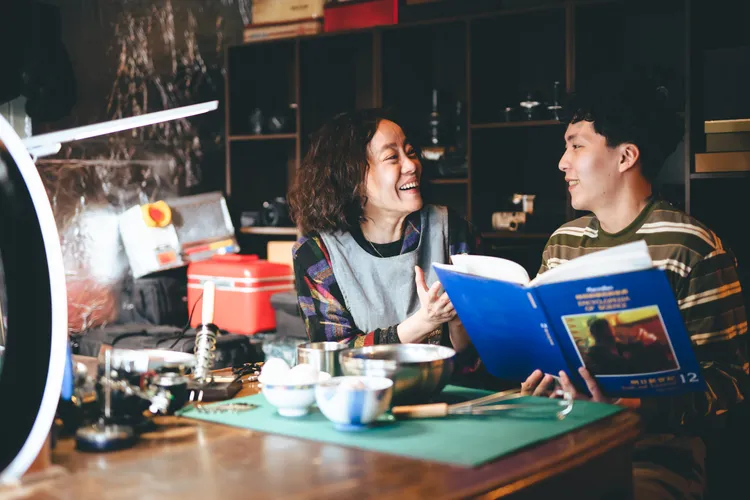 范瑞君（左）和巫建和有許多動人母子對手戲。公視台語台提供