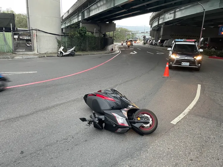 騎士輾到木條摔車受傷。蘆洲警分局提供