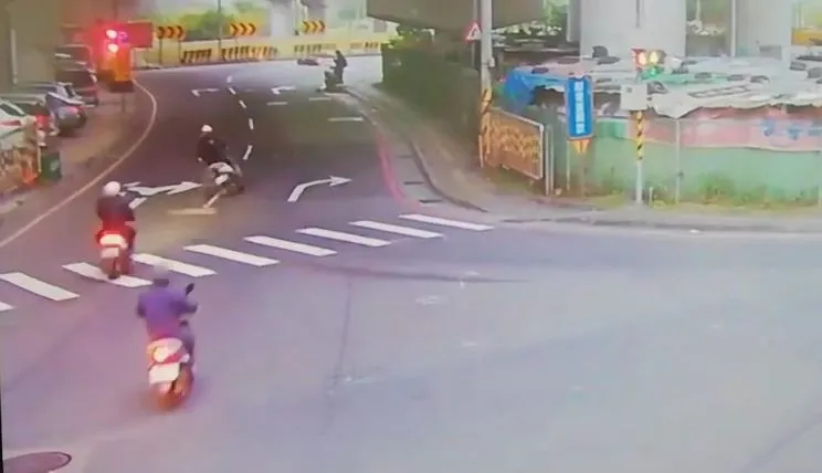 另1名騎士也不慎壓到木條摔車受傷。蘆洲警分局提供