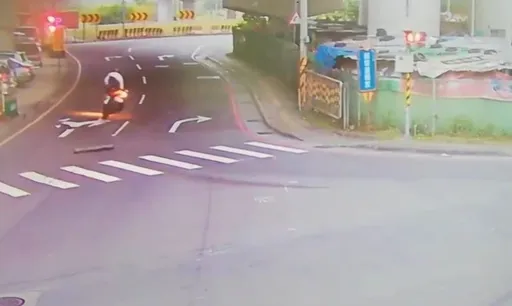 新北吊車轉彎甩出這一根　2名騎士有夠衰！不慎壓到摔車噴飛