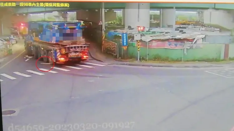 吊車行經掉落木條(紅圈處)。蘆洲警分局提供